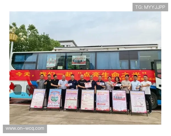 现场观众横幅助威 社区赛洋溢团结氛围