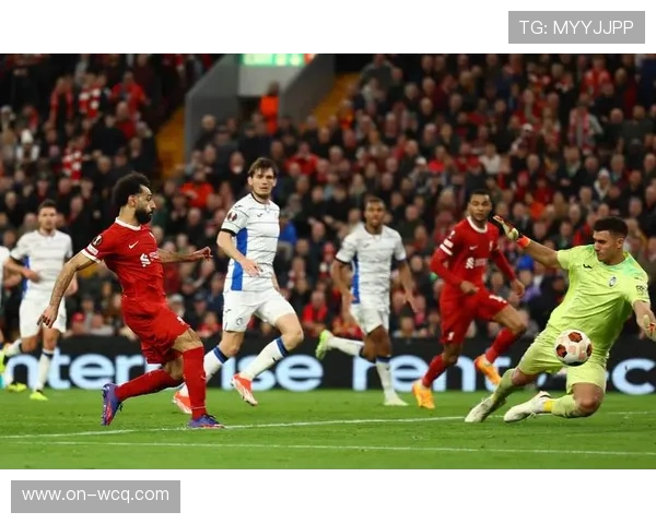 利物浦球迷举标语支持球队，逆境中展现忠诚